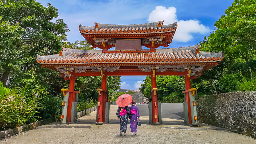 People in Kimonos Entering the Shureimon Gate